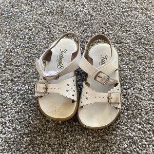 Toddler girl size 6 white leather footmates Ariel sandals